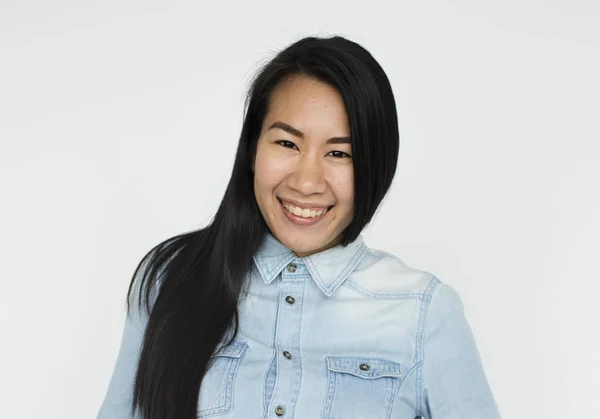 Lächelnde asiatische Frau im Studio — Stockfoto