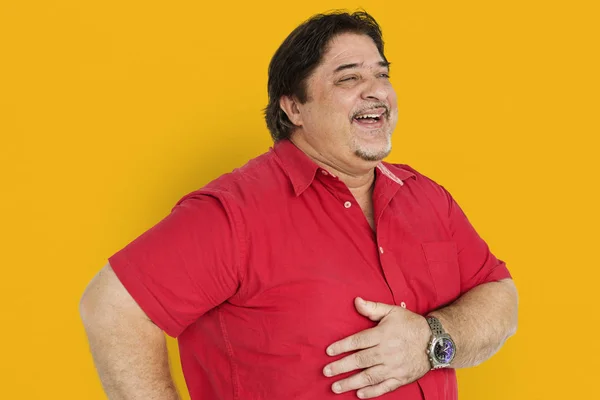 Lachender erwachsener Mann im roten Hemd — Stockfoto