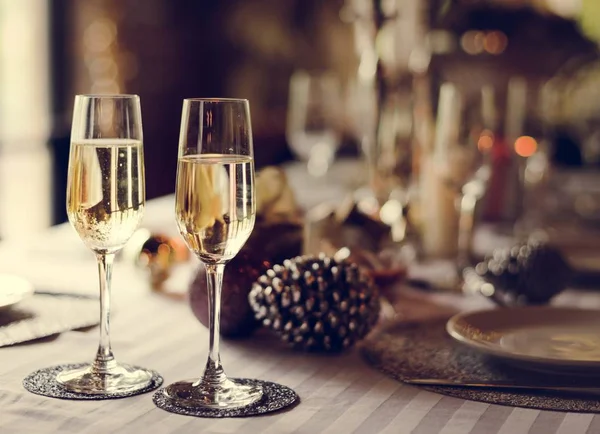 Champagne glazen op tafel geserveerd — Stockfoto