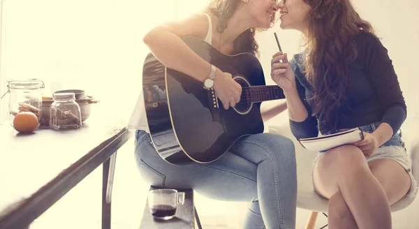 Pasangan lesbian menghabiskan waktu bersama — Stok Foto