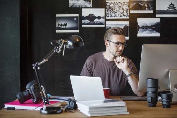 Fotograf arbeitet im Homeoffice — Stockfoto