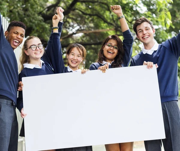 Studenten houden wit bord — Stockfoto