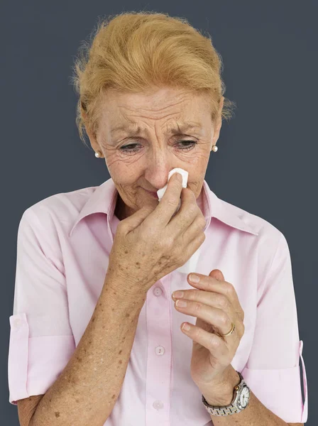 Mujer mayor sonándose la nariz —  Fotos de Stock