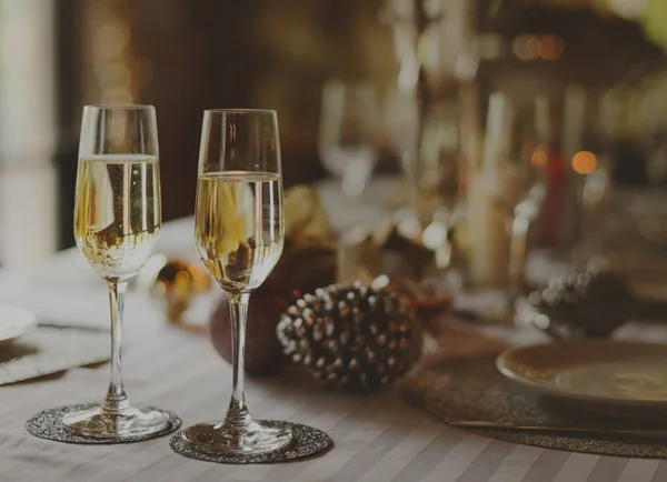 Champagne glazen op tafel geserveerd — Stockfoto