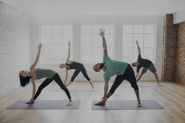 Ludzie ćwiczący jogę — Zdjęcie stockowe