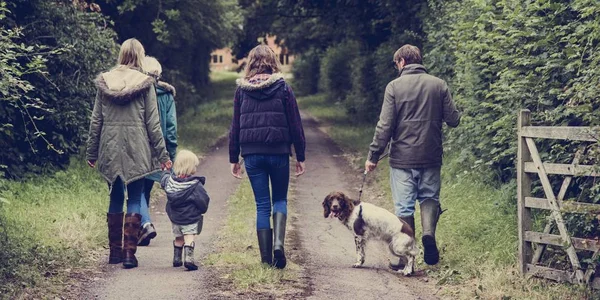 Família andando com cão — Fotografia de Stock