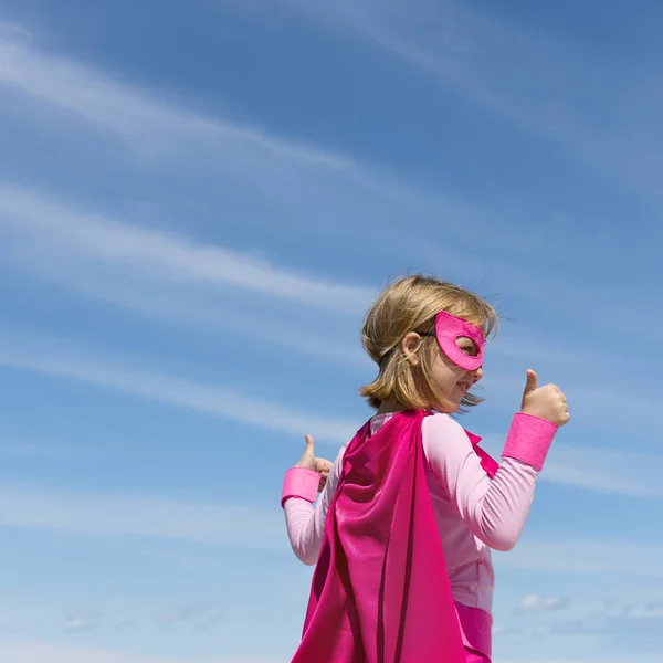 Petite fille en costume de super-héros — Photo