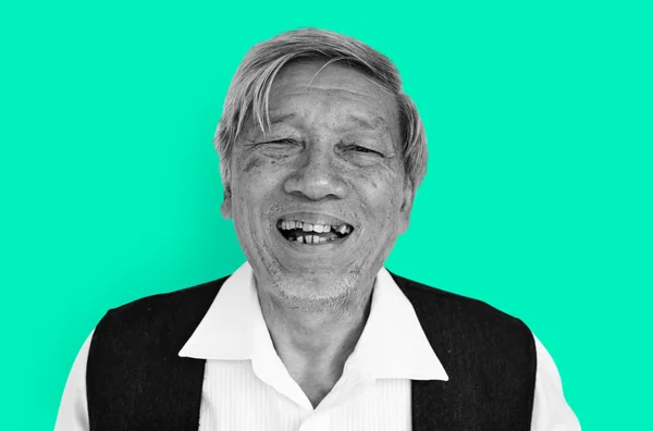 Sorridente anziano asiatico uomo — Foto Stock