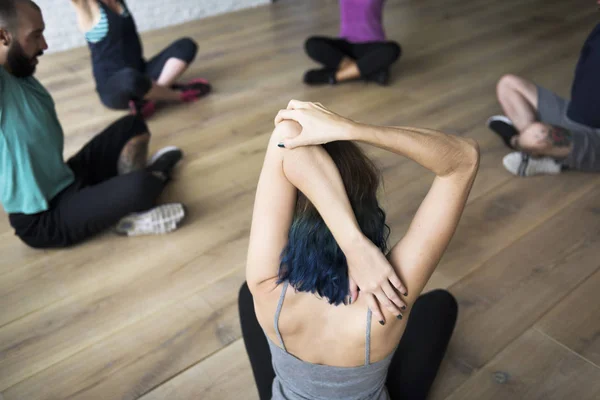 Pessoas fazendo prática de ioga — Fotografia de Stock