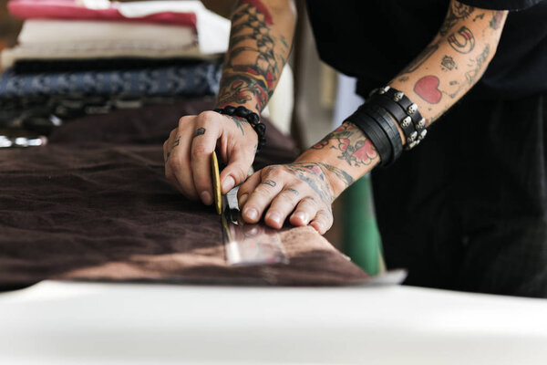  модельер работает в шоу-руме
