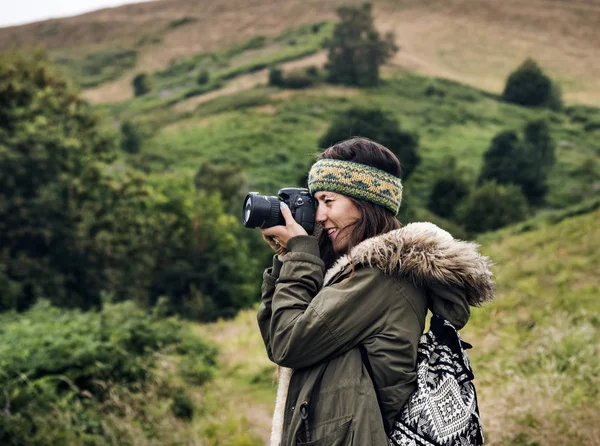 Mujer con cámara fotográfica — Foto de Stock