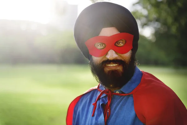 Hombre indio disfrazado de superhéroe — Foto de Stock