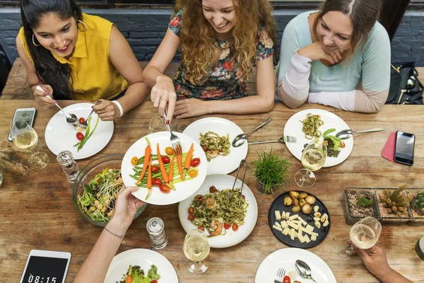 Donne che cenano insieme — Foto Stock