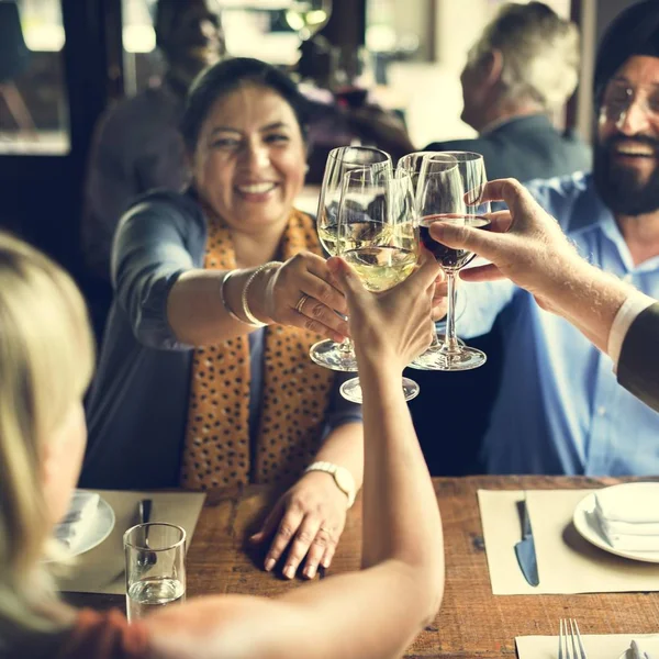Geschäftsleute trinken im Restaurant — Stockfoto