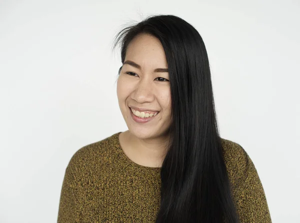 Lächelnde asiatische Frau im Studio — Stockfoto