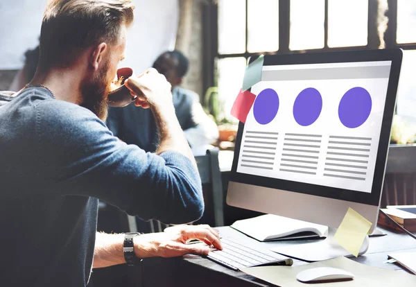 Busines man aan het werk op computer — Stockfoto