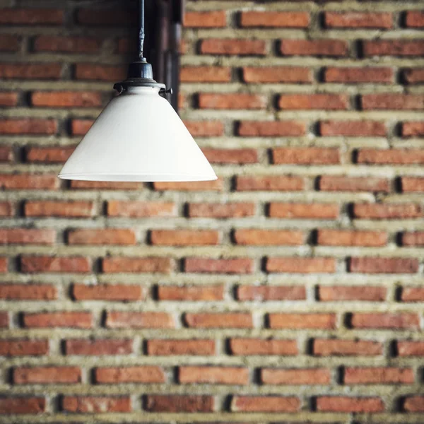 Elektrische Lamp op bakstenen muur — Stockfoto