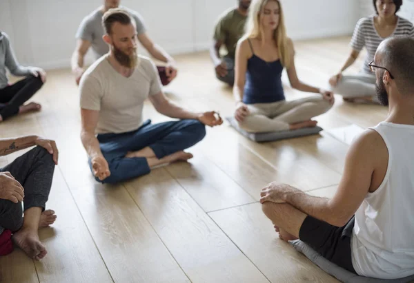 Joga sınıfındaki yapan insanlar — Stok fotoğraf