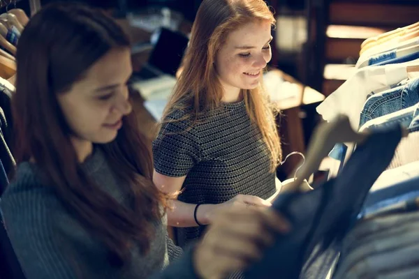 Meisjes kiezen van kleding in de winkel — Stockfoto