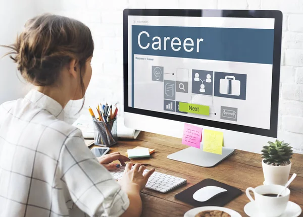 Mujer trabajando con computadora — Foto de Stock