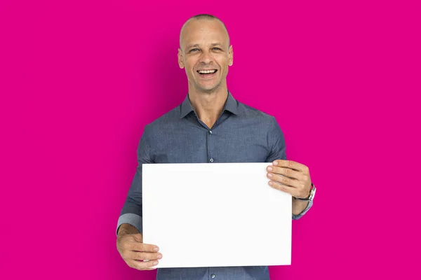 Hombre sosteniendo papel blanco en blanco — Foto de Stock