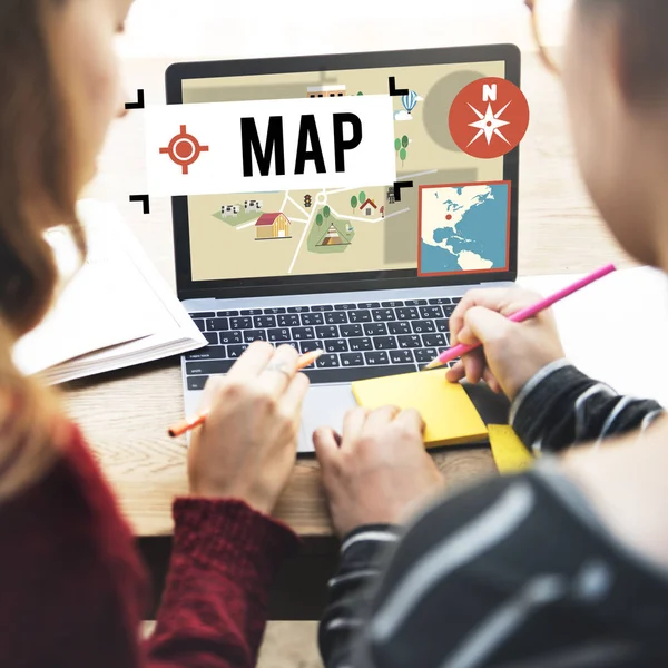 söz, dizüstü kullanan kadın