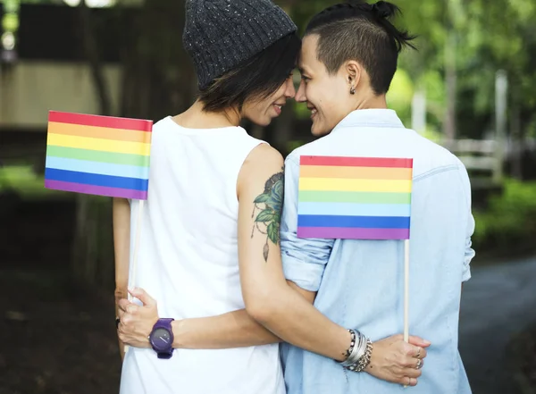 LGBT lesbické pár se drží vlajky — Stock fotografie