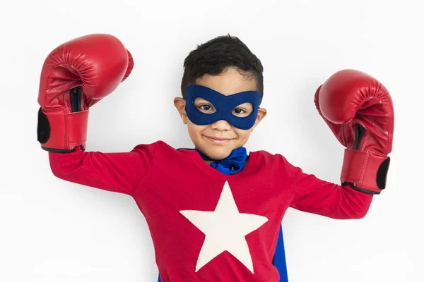 Jongen in kostuum superheld — Stockfoto