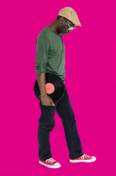 Чоловік тримає вініловий диск — стокове фото