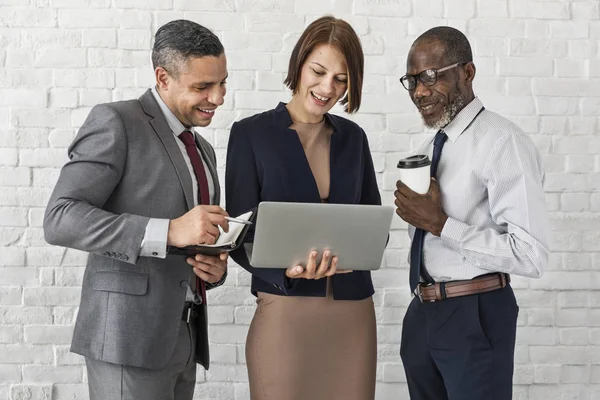 Geschäftsleute arbeiten zusammen — Stockfoto