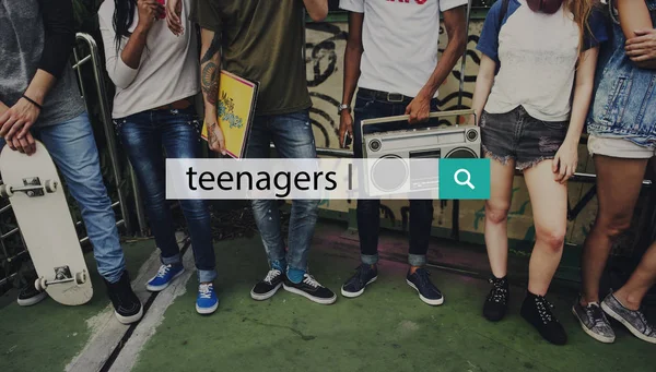 Gruppo di amici adolescenti — Foto Stock
