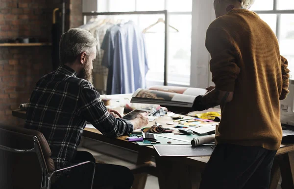 Diseñadores de moda que trabajan en Showroom —  Fotos de Stock