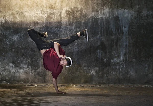 Guy bailando breakdance — Foto de Stock