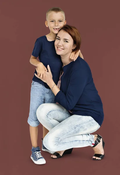 Mutter umarmt Sohn — Stockfoto