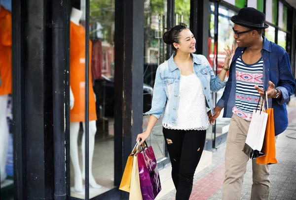 Alegre pareja de compras — Foto de Stock