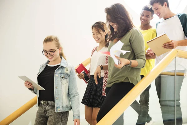 Mångfald grupp studenter — Stockfoto