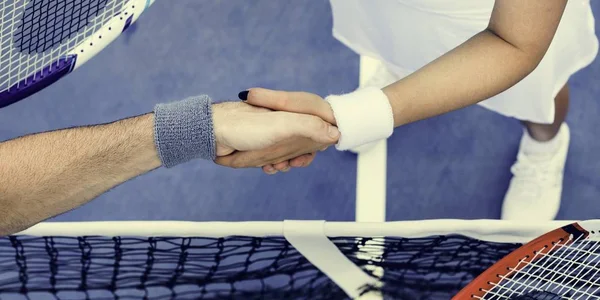 Jugadores de tenis estrechando las manos —  Fotos de Stock