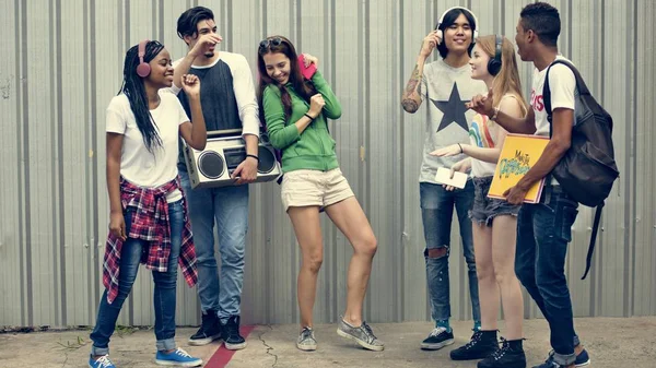 Grupp tonåriga vänner — Stockfoto