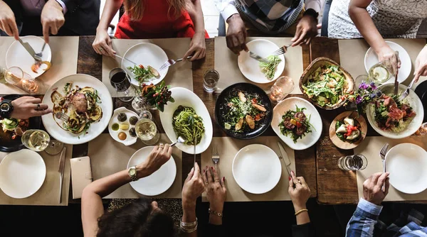 Pessoas jantando na mesa — Fotografia de Stock