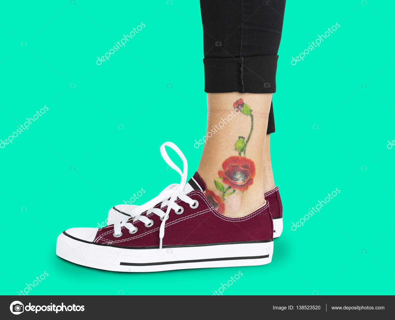 足首に花の入れ墨 ストック写真 C Rawpixel