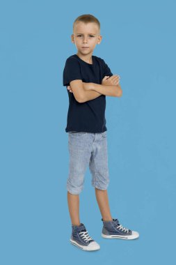 çapraz kolları olan ciddi küçük çocuk