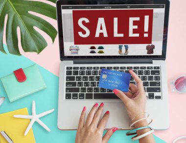 İnternetten alışveriş yapan kadın