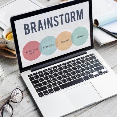 çalışma alanı tablo açılan laptop