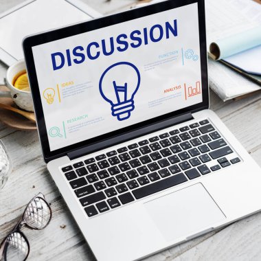 çalışma alanı tablo açılan laptop