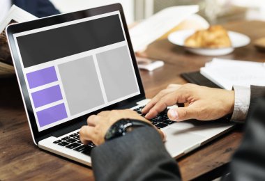 tipik dizüstü klavye üzerinde iş adamı
