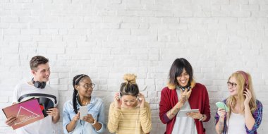 Dijital cihazlar kullanan öğrenciler 