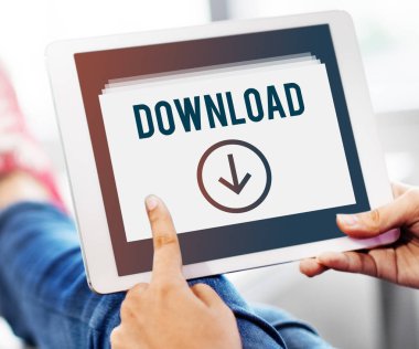 Dijital tablet kullanan kişi