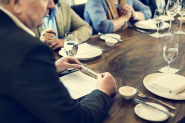 Restoranda iş adamları buluşuyor.