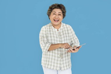  dijital tablet kullanan kadın