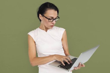 İş kadını Laptop 'ta çalışıyor